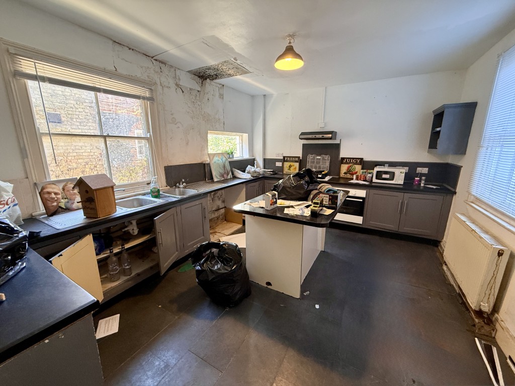 Lot: 171 - VACANT MIXED-USE PROPERTY IN TOWN CENTRE - First floor - Kitchen